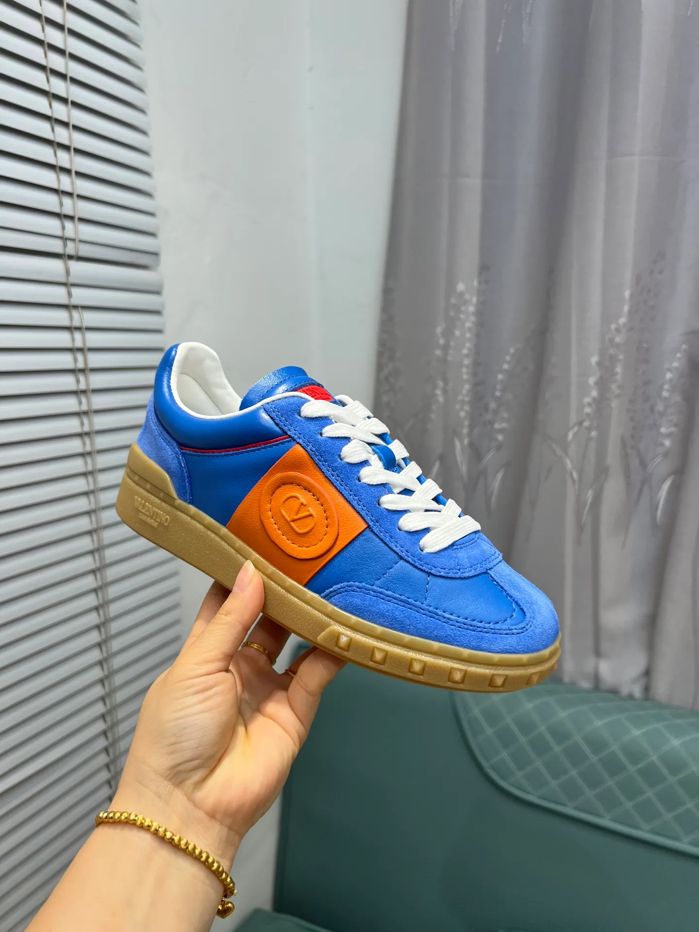 Men's shoes 💰620 👉🌹🌹VALENTINO counter synchronized new low-top casual sports shoes 👍Professional and high-end, perfect replica, first-class quality! 👍All made of original 1:1 materials, exclusive mold opening! 👍High mercerized cowhide fabric 👍TPU outsole, comfortable and wear-resistant, brand injection insole, 👍Full set of high-end counter packaging 👍All details are customized with 1:1 mold, striving for perfection! 👍Couple style female 35-41, male 38-46 (female 41, male 45 46 customized)